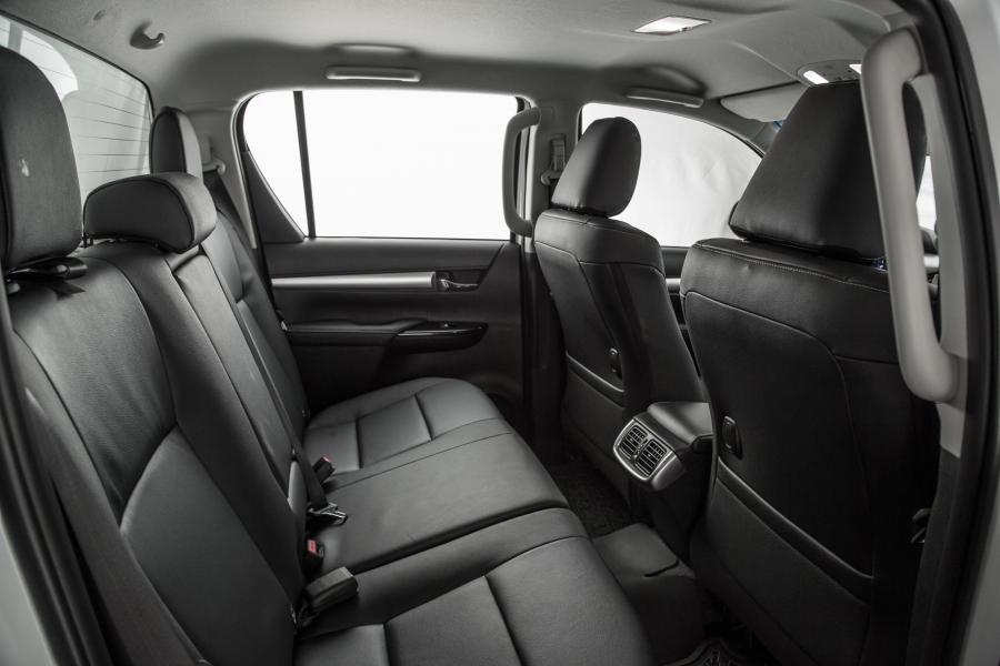 Интерьер Toyota Hilux SRV Double Cab 2016 года  (LA) (фото 8 из 20)